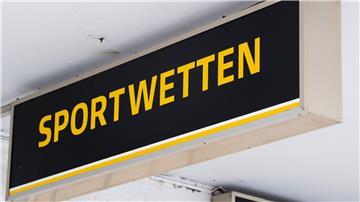 Ein Schild weist auf Sportwetten-Angebote hin.