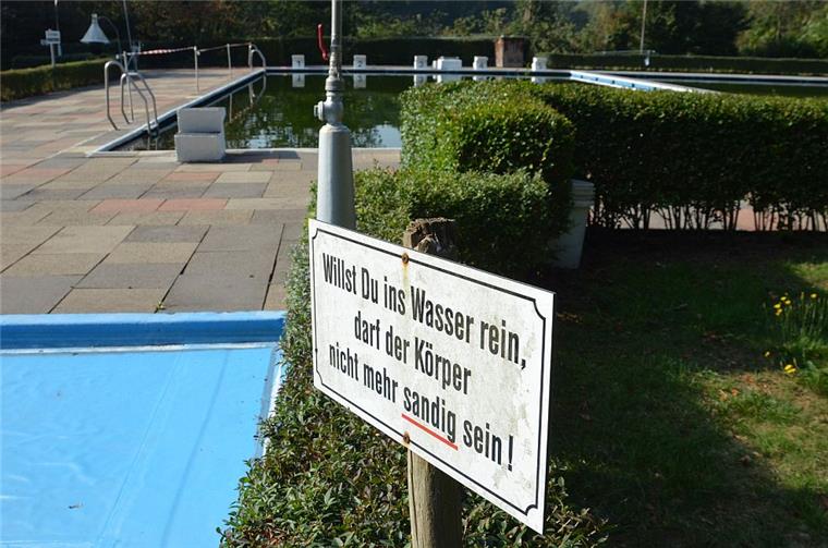 Gutachter sehen überall Gefahren im Freibad Kirchtimke Ein Schild weist Besucher darauf hin, dass sie vorm Schwimmen duschen sollen. Doch sandige Gäste sind derzeit das geringste Problem im Freibad Kirchtimke.