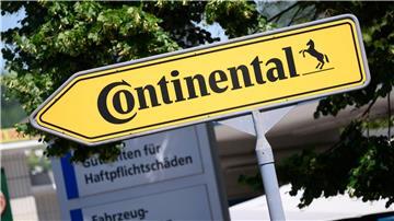 Ein Schild weist den Weg zum Continental-Werk.