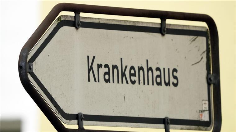 Krankenhäuser appellieren an Weil vor Bundesratssitzung Ein Schild weist den Weg zum Krankenhaus.