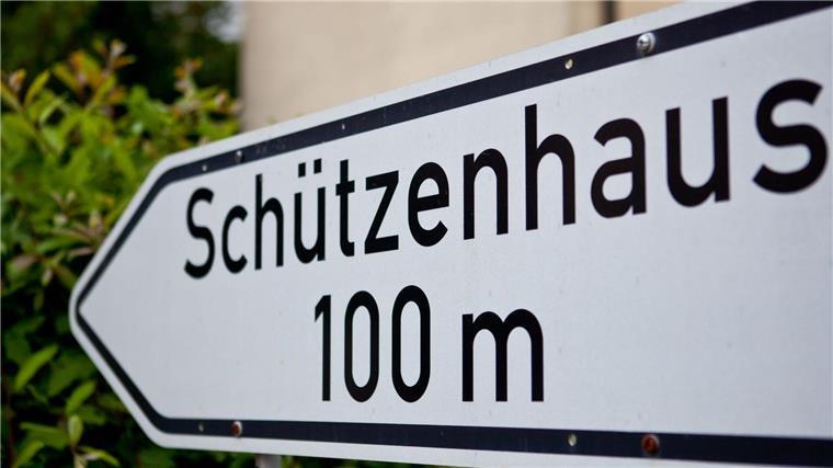 Rassistische Gesänge auch auf Schützenfest in Niedersachsen Ein Schild weist den Weg zum Schützenhaus.