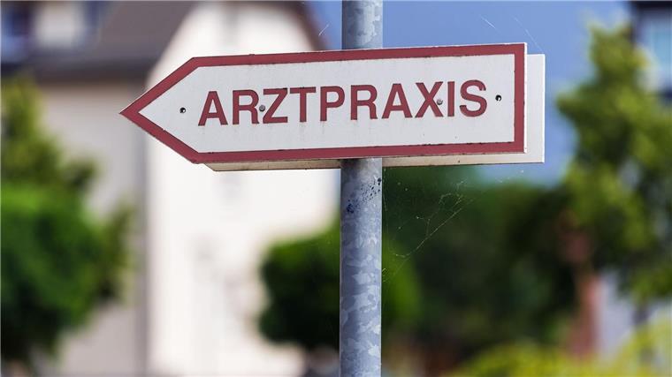 Sorgen um den ärztlichen Bereitschaftsdienst Ein Schild weist den Weg zu einer Arztpraxis.