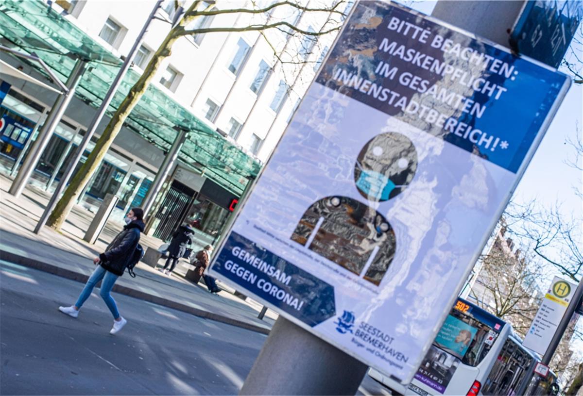 Maskenpflicht in der City steht auf der Kippe Ein Schild weist in der Bremerhavener Fußgängerzone auf die Maskenpflicht in der Innenstadt hin. Bald könnte es wieder abgebaut werden.