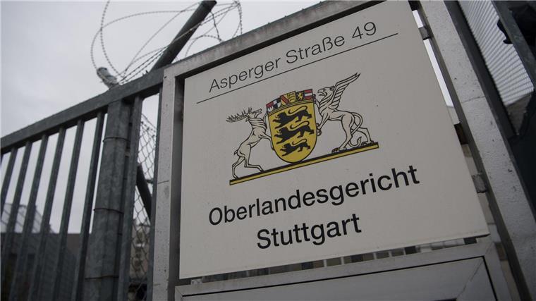 VW-Dieselskandal: Porsche SE erzielt Teilerfolg vor Gericht Ein Schild weist in Stuttgart-Stammheim auf das Oberlandesgericht hin.