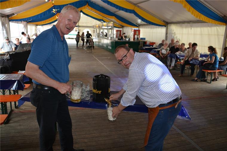 Bad Bederkesa: Geestmarkt startet heute mit Flohmarkt Ein Schlag genügte: Geestlands Bürgermeister Thorsten Krüger (rechts) eröffnete den Geestmarkt mit einem Fassanstich. Festwirt Manfred Böttjer (links) freut sich auf die Gäste.