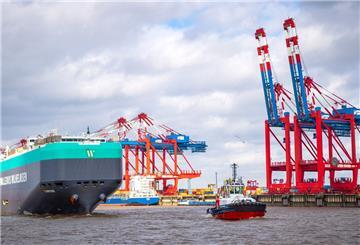 Ein Schlepper der Reederei Boluda fährt durch den Containerhafen Bremerhaven. 