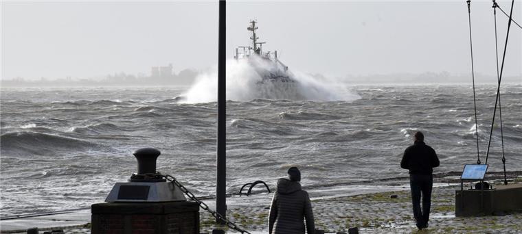 Sturmtief "Herwart": Feuerwehr Bremerhaven muss zu 75 Einsätzen ausrücken Ein Schlepper stampft auf der Weser gegen die Wellen an: Ein spektakuläres Schauspiel für die Bremerhavener, die sich auf dem Deich mit Wonne durchpusten ließen.