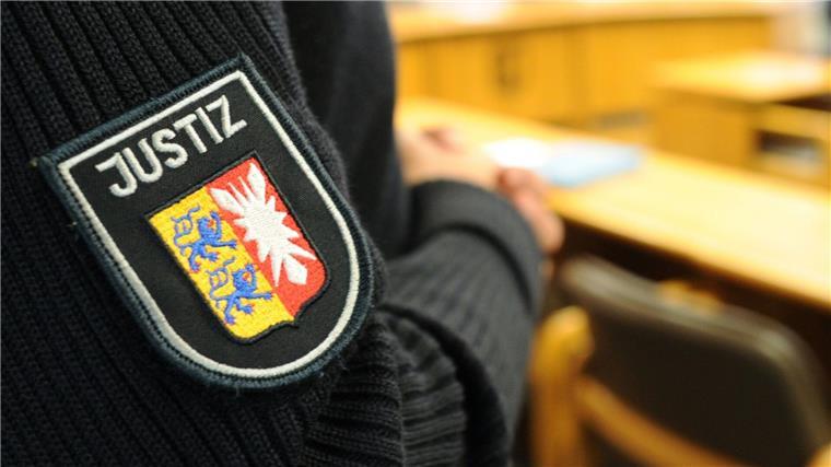 Besorgnis der Befangenheit: Prozess gegen Soldaten geplatzt Ein schleswig-holsteinischer Justizbeamter steht im Landgericht im Sitzungssaal.