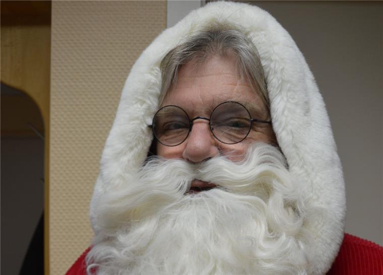 Dieser Geestländer weiß, wie ein Weihnachtsmann richtig gut ankommt Ein schmucker Weihnachtsmann: Peter Friedrichs aus Drangstedt Geestland) setzt auf seinen Rauschebart und das rot-weiße Gewand.