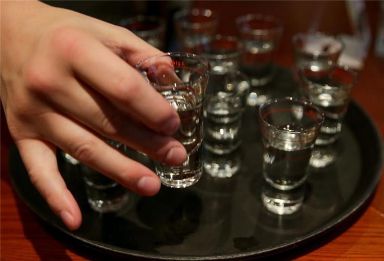 Ein Schnaps nach dem Essen? Studien zeigen, dass Alkohol die Verdauung eher verlangsamt als fördert. (Symbolbild)