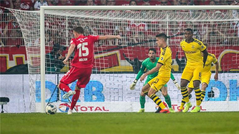 Dortmund blamiert sich beim Aufsteiger Union Berlin Ein Schock für die Dortmunder: Marius Bülter (links) trifft zum 2:1.