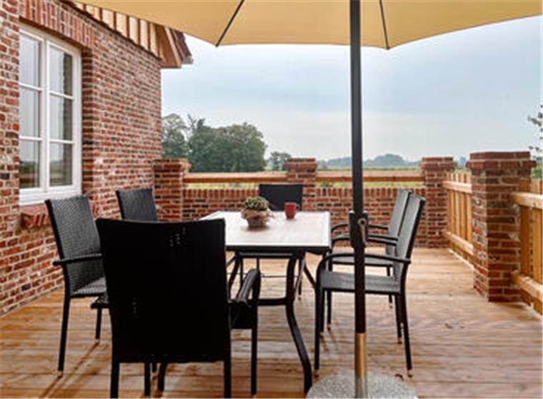 Ein schöner Platz zum Verweilen: Von dieser Terrasse aus können Feriengäste den Blick über die weite Landschaft Butjadingens schweifen lassen.