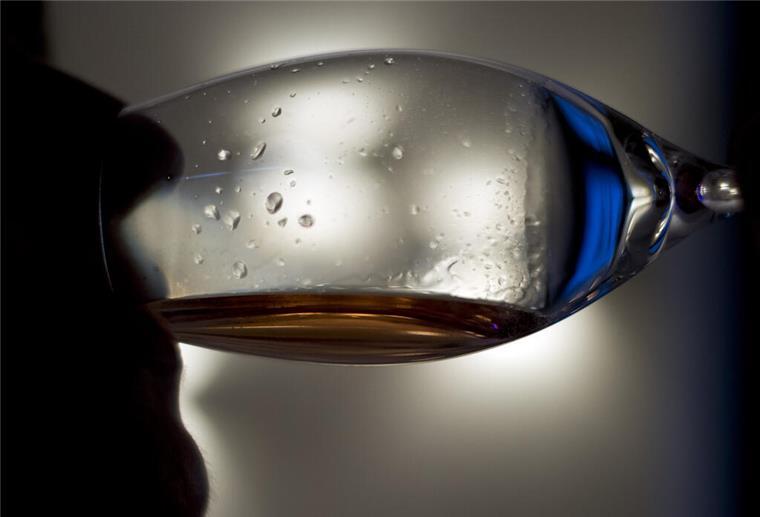 Kurios: Café darf keinen Wein ausschenken – weil es die falsche Tür hat Ein schönes Buch lesen, dazu am Wein nippen: Klingt gemütlich, ist aber im Buchcafé „Kapitel Drei“ in Hamburg nicht möglich. (Symbolbild)