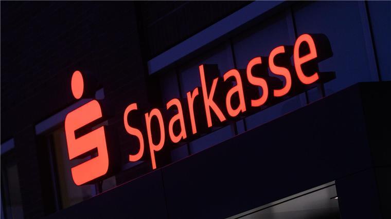 Kein erhöhter Abzug von Geld wegen fehlender Zinsen Ein Schriftzug der Sparkasse leuchtet an einer Filiale in der Region Hannover.