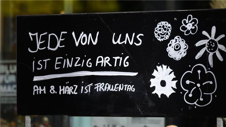Vielerorts Kundgebungen und Demonstrationen zum Frauentag Ein Schriftzug „Jede von ist einzigartig - Am 8. März ist Frauentag“ steht auf einem Schild vor einem Blumenladen.