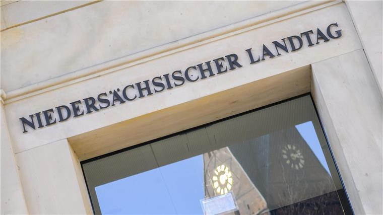 AfD will Verlegung von Steuerakademie nach Hannover prüfen Ein Schriftzug „Niedersächsischer Landtag“ steht über dem Haupteingang des Landtages.