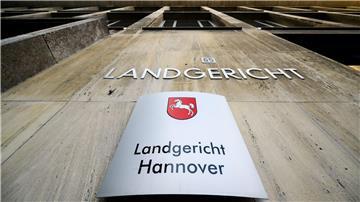 Ein Schriftzug und ein Schild hängen am Landgericht Hannover.