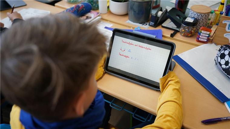Tablets im Unterricht in Bremen - Modell für Niedersachsen? Ein Schüler arbeitet an einem Tablet während des digitalen Mathe-Unterrichts.