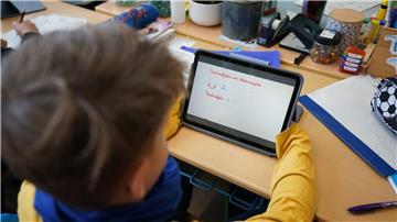 Ein Schüler arbeitet an einem Tablet während des digitalen Mathe-Unterrichts.