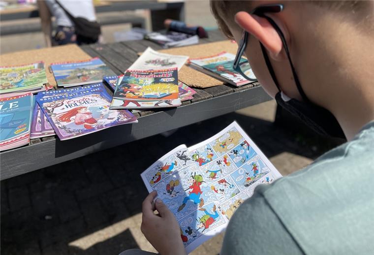 Erster „Gratis-Comic-Tag“ gefällt Schülern an der KGS Tarmstedt Ein Schüler blättert in einem Comic-Heft. Am Mittwoch beteilgte sich die KGS Tarmstedt erstmals am „Gratis-Comic-Tag“.