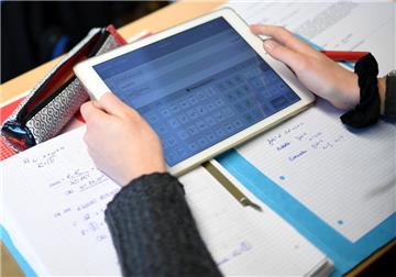 Ein Schüler eines  Gymnasiums  errechnet eine Gleichung mit einem iPad im Matheunterricht. 