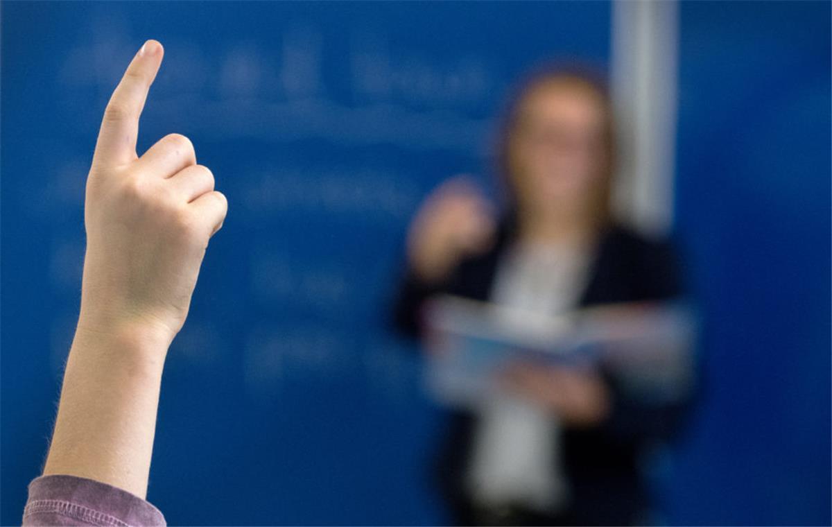 100 neue Lehrer in Bremerhaven Ein Schüler meldet sich im Unterricht.