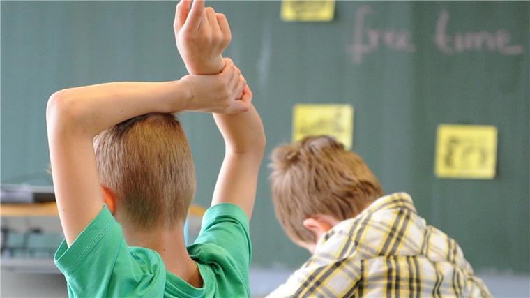 Studie: Chance auf das Gymnasium hängt vom Elternhaus ab Ein Schüler meldet sich im Unterricht.