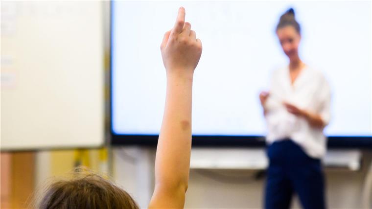Widerstand gegen Zivilschutzübungen an Schulen Ein Schüler meldet sich per Handzeichen in einem Klassenraum.