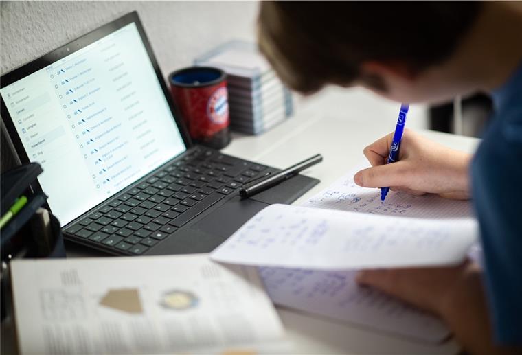Schüler in der Wesermarsch müssen zu Hause lernen Ein Schüler sitzt in seinem Zimmer am Schreibtisch und erledigt Aufgaben im Rahmen des Homeschooling.