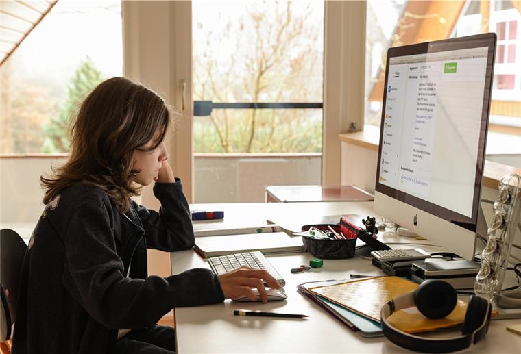 Bremerhaven: Viele Schüler sind zuhause geblieben Ein Schüler sitzt vor seimem Computer zuhause und lernt. Ein Bild, dass in den vergangenen Tagen die Regel war.