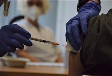 Ein Schüler wird gegen Covid-19 geimpft. Ab sofort nehmen die Impfteams im Landkreis Rotenburg auch Boosterimpfungen bei Jugendlichen vor. 