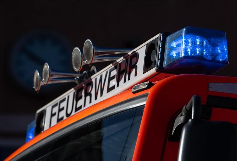 ILLUSTRATION - 08.11.2023, Baden-Württemberg, Stuttgart: Blaulicht ist während eines Pressetermins auf einem Einsatzfahrzeug der Feuerwehr zu sehen. (zu dpa: «Heck von Schulbus brennt - Kinder unverletzt») Foto: Marijan Murat/dpa +++ dpa-Bildfunk +++