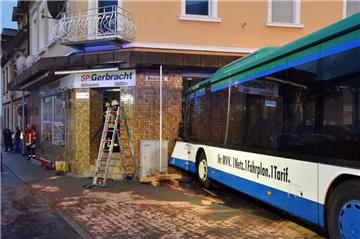 Ein Schulbus ist in Eberbach in eine Hauswand gefahren.