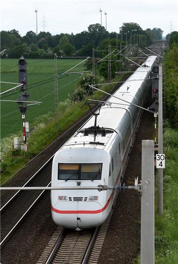 Ein Schwarzfahrer hat in einem IC auf der Strecke Bremen-Leer randaliert und einen Zugbegleiter geschlagen.