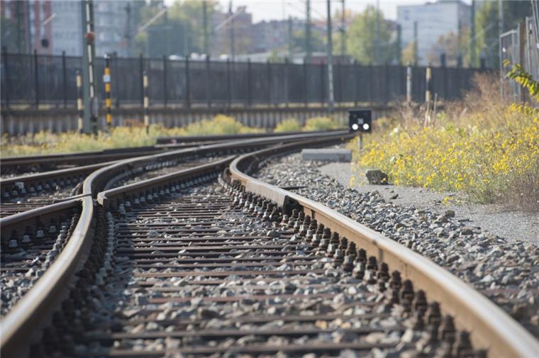 Filmriss? Schwer verletzter Mann in Bremen von Bahngleisen geborgen Ein schwer verletzter Mann ist in Bremen auf Bahngleisen (Symbolfoto) entdeckt worden.