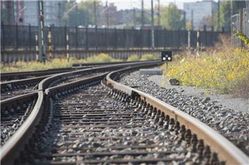 Ein schwer verletzter Mann ist in Bremen auf Bahngleisen (Symbolfoto) entdeckt worden.