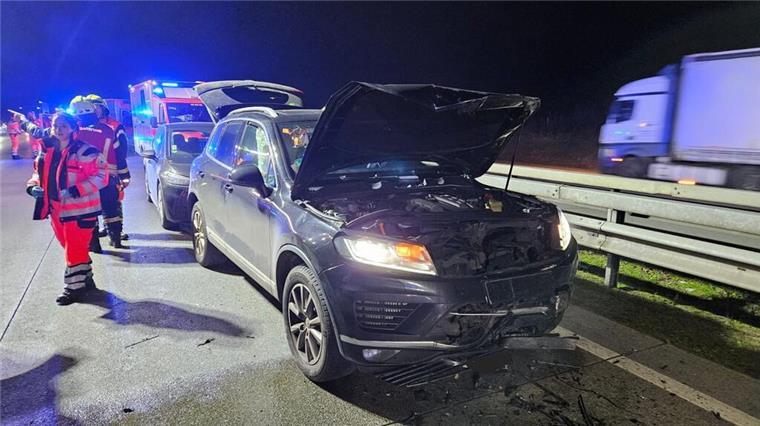 Schwerer Unfall legt Verkehr auf A1 lahm: Vier Autos krachen bei Sottrum zusammen Ein schwerer Unfall auf der A1 hat den Verkehr lahmgelegt. Vier Autos waren beteiligt, drei Menschen wurden verletzt ins Krankenhaus eingeliefert.