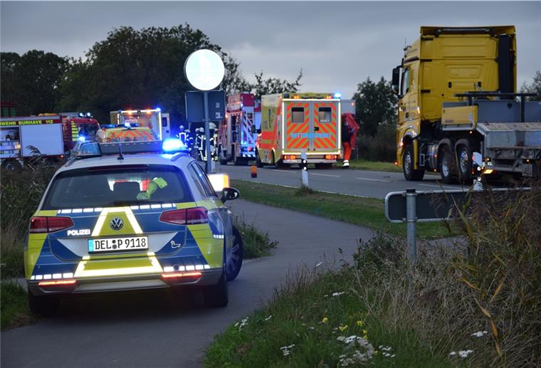 Stollhamm: 47-Jährige erleidet nach Unfall schwere Verletzungen Ein schwerer Verkehrsunfall hat sich am Mittwochabend in Stollhamm ereignet. Ein Fahrer eines Traktor-Gespanns übersah beim Abbiegen ein Auto. Die 47-jährige Beifahrerin musste mit schweren Verletzungen in ein Krankenhaus gebracht werden. Leichte Verletzungen erlitt der 47-jährige Fahrer des Wagens.