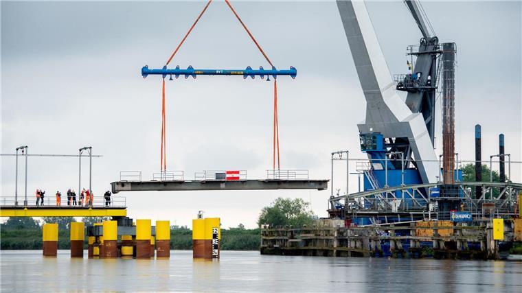 Reparatur der beschädigten Huntebrücke läuft Ein Schwimmkran hebt ein beschädigtes Brückenteil an.
