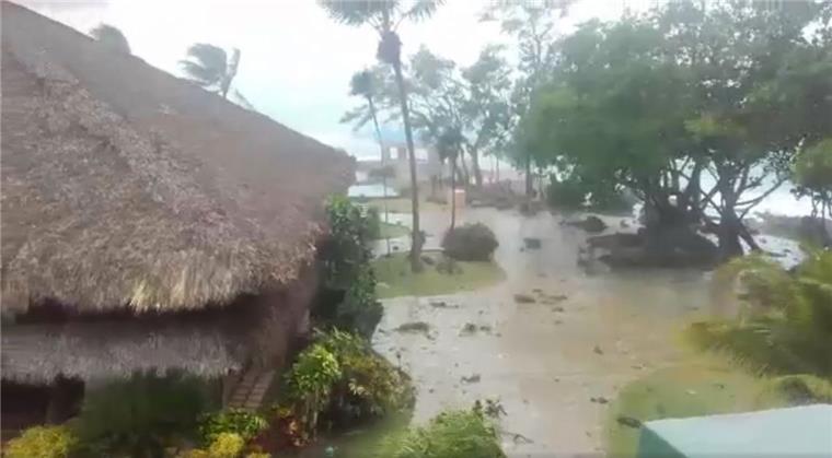 Ein Screenshot aus dem Video von Ralf Poppe: Die Hotelanlage in Sosúa ist überschwemmt. Ein Ausläufer des Hurrikans Irma erreichte vergangenen Donnerstag die Stadt im Norden der Dominikanischen Republik.