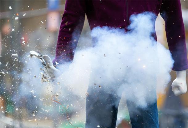 ARCHIV - 30.12.2024, Berlin: Ein illegaler Böller explodiert während einer Pressevorführung der Berliner Feuerwehr in der Hand einer Puppe. Die Feuerwehr informierte während der traditionellen Pressekonferenz zur Vermeidung von Bränden und Unfällen an Silvester in der Feuerwache Mitte über den richtigen Umgang mit Feuerwerkskörpern. (zu dpa: «Illegale Böller daheim bei Jugendlichen beschlagnahmt») Foto: Soeren Stache/dpa +++ dpa-Bildfunk +++