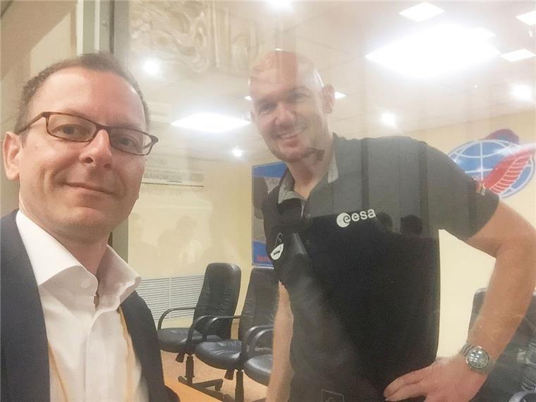 Ein Selfie mit dem deutschen Astronauten Alexander Gerst (rechts): Wirtschaftssenator Martin Günthner ist zum Start nach Baikonur gereist.  