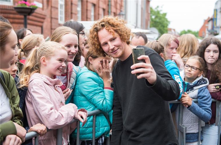 Ein Selfie mit den Fans: Michael Schulte, Viertplatzierter des Eurovision Song Contest, wird in seiner Heimatstadt empfangen.