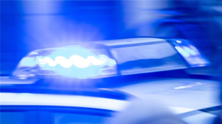Räuberischer Diebstahl: Polizei bittet um Hinweise Ein Streifenwagen der Polizei ist mit Blaulicht im Einsatz.