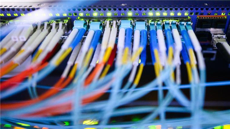 Cybercrime erreicht Höchststand in Niedersachsen Ein Serverschrank mit blinkenden Lampen und Kabeln steht im Landeskriminalamt Niedersachsen.