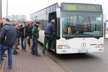 Ein Shuttle-Service sorgte dafür, dass die Besucher bequem von einem Standort zu...