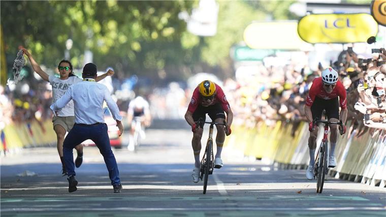 Schrecksekunde bei der Tour: Flitzer stört Etappen-Finale Ein Sicherheitsbeamter drängt in Toulouse einen Flitzer von der Zielgeraden, während Jonas Abrahamsen und Mauro Schmid um den Sieg sprinten.