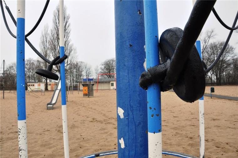 Nordenham: Sicherheitsdienst soll am Strand für Ordnung sorgen Ein Sicherheitsdienst soll am Strand kontrollieren. Die Stadt sieht sich zu diesem Schritt gezwungen, weil Vermüllung und Vandalismus am Weserstrand mittlerweile ein Ausmaß angenommen hätten, dass die Stadt nicht länger tolerieren könne.