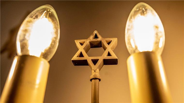 Ein siebenarmiger Leuchter (Menora) mit einem Davidstern in einer Synagoge.