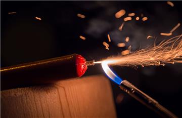 Ein Silvesterböller wird mit einem Feuerzeug gezündet. Keine Knallerei für bessere Luft - die Deutsche Umwelthilfe hält das in 31 Städten für angebracht. Einige Kommunen wie Hamburg winken bereits ab - oder sehen rechtliche Probleme.
